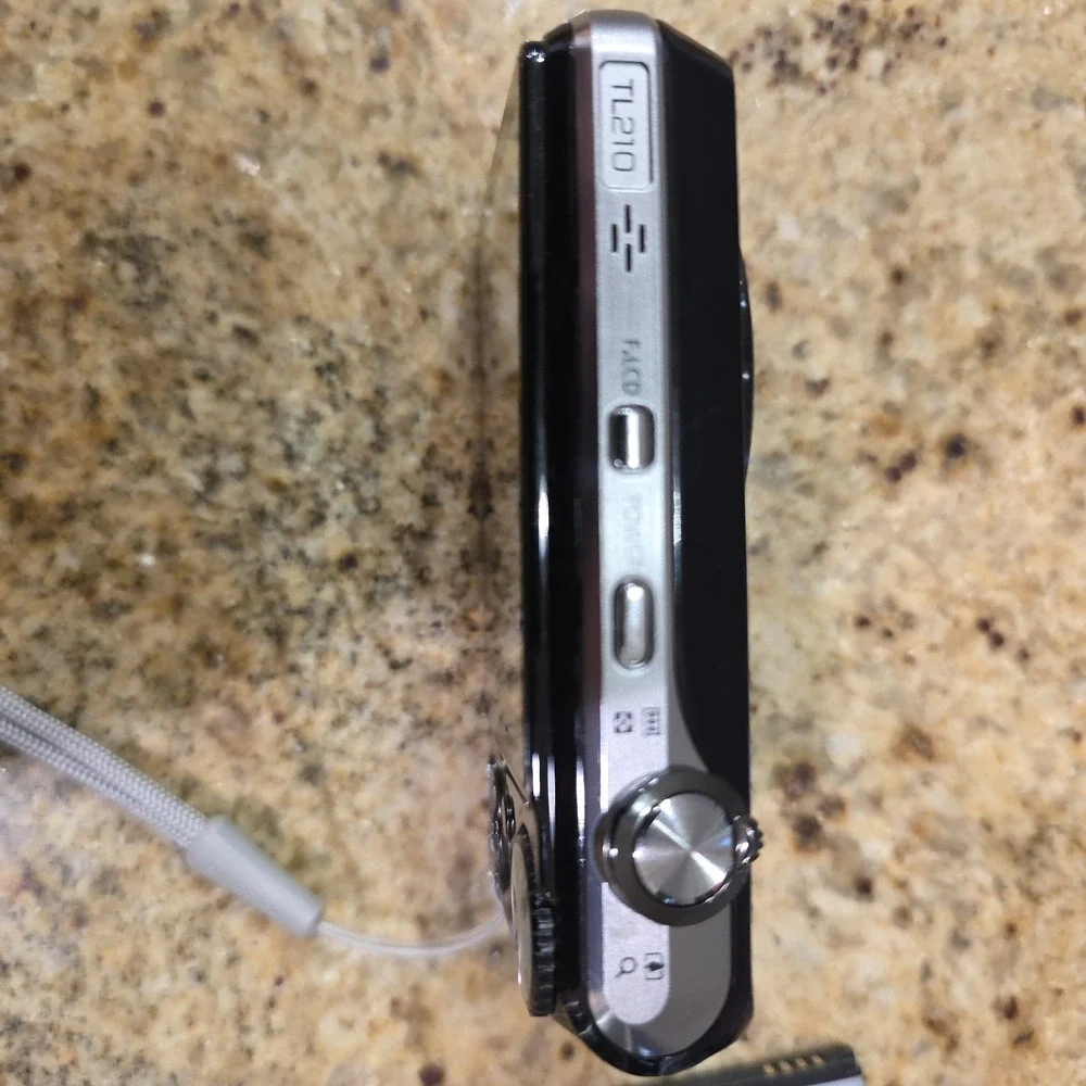 Samsung TL210 12.2 MP DualView Digital Camera w/‎ Battery - FOR PARTS